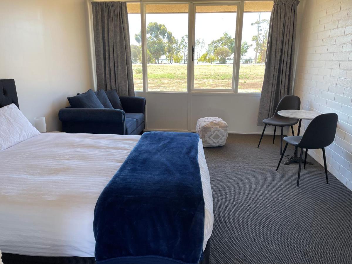 Happy Wanderer Motel Lake Boga On The Lake With Lake Views Exterior photo