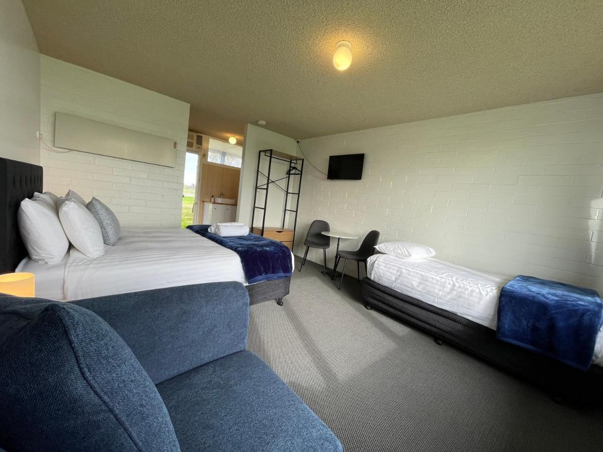 Happy Wanderer Motel Lake Boga On The Lake With Lake Views Exterior photo