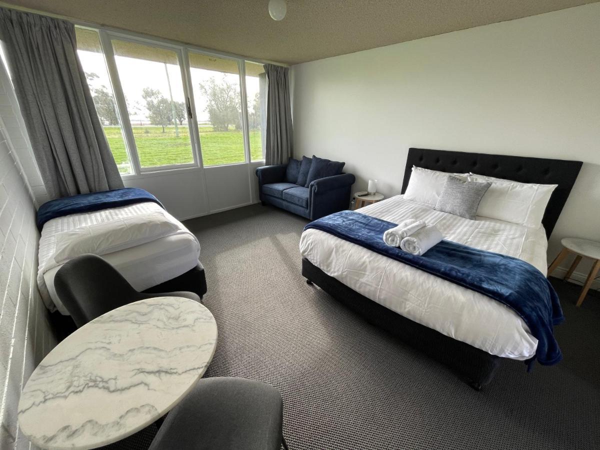 Happy Wanderer Motel Lake Boga On The Lake With Lake Views Exterior photo