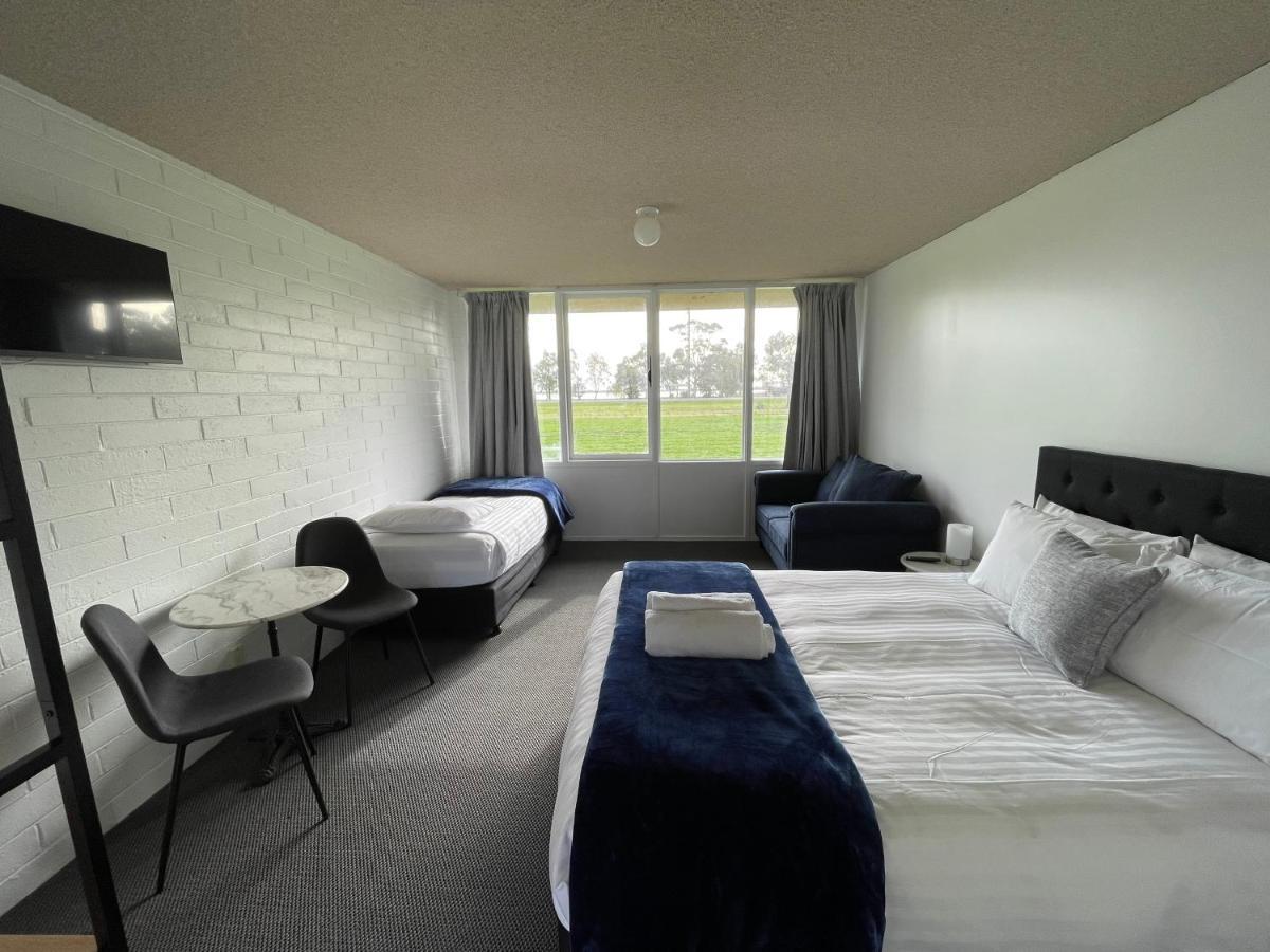 Happy Wanderer Motel Lake Boga On The Lake With Lake Views Exterior photo
