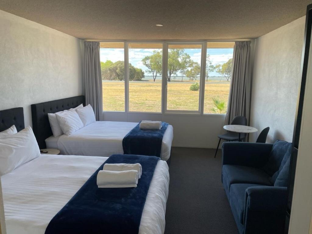 Happy Wanderer Motel Lake Boga On The Lake With Lake Views Exterior photo