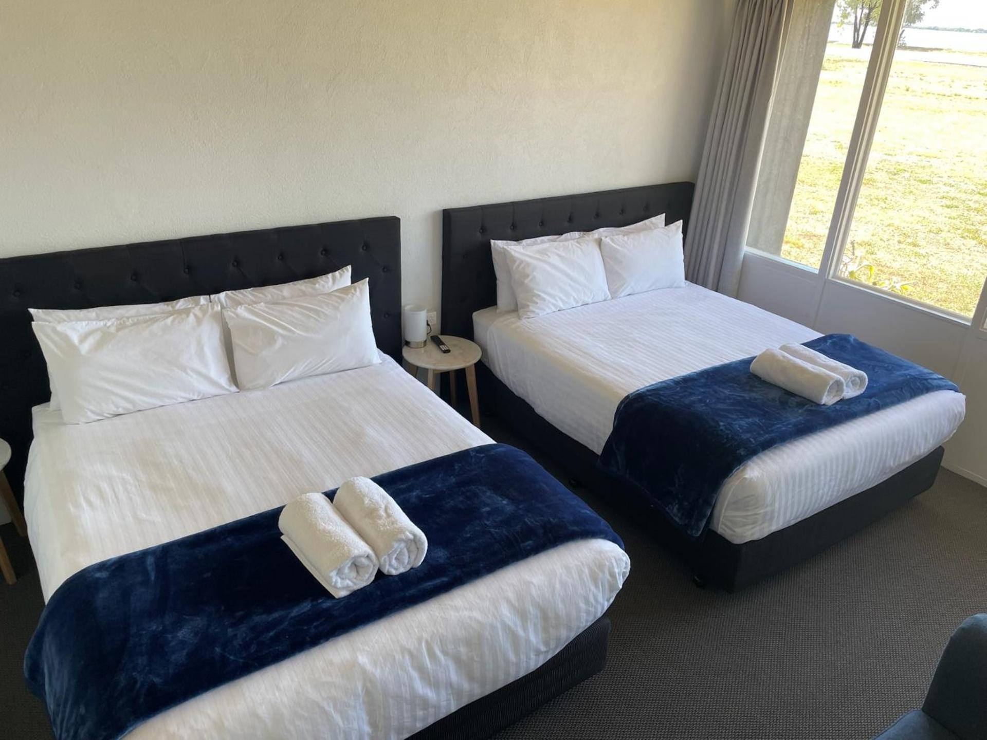 Happy Wanderer Motel Lake Boga On The Lake With Lake Views Exterior photo