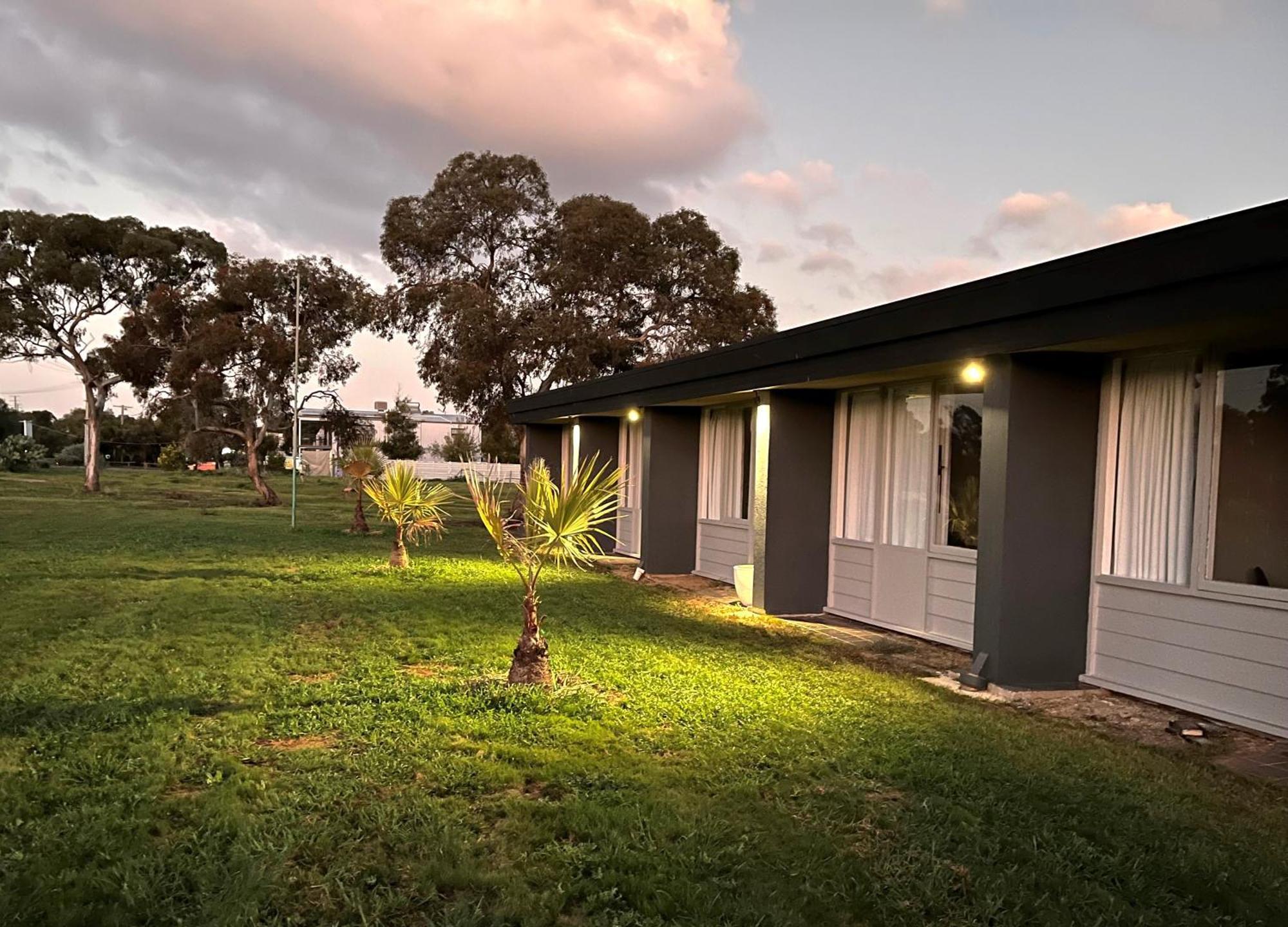 Happy Wanderer Motel Lake Boga On The Lake With Lake Views Exterior photo